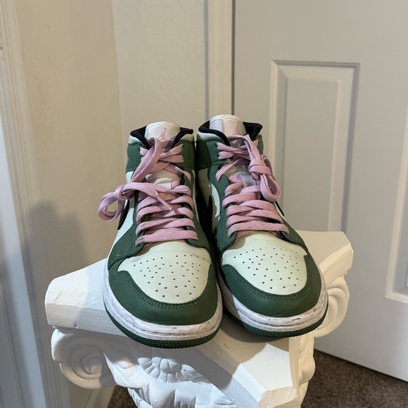 Jordan 1 Mid in Green and pink - Picture 3 of 5
